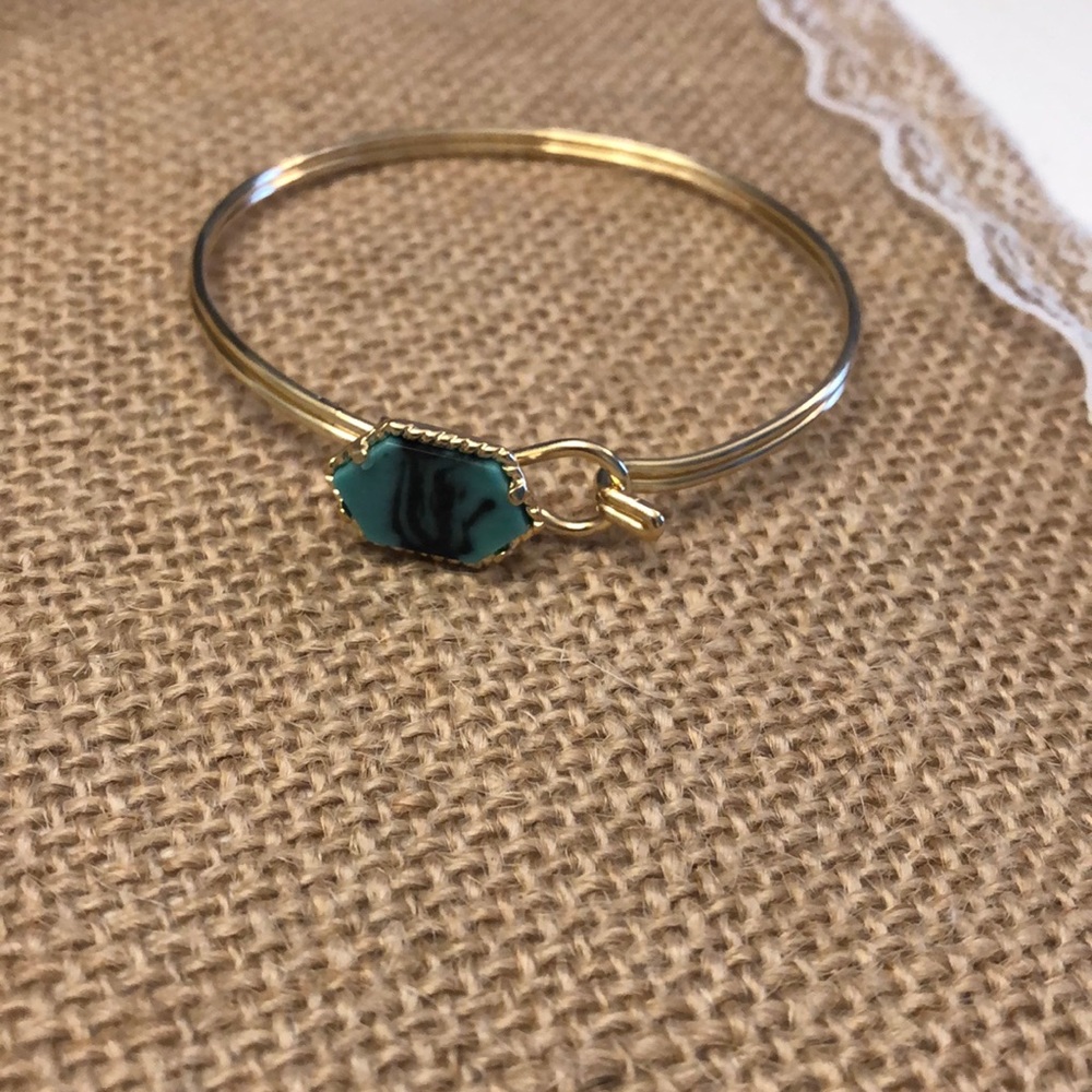 Gold bracelet with turquoise stone
